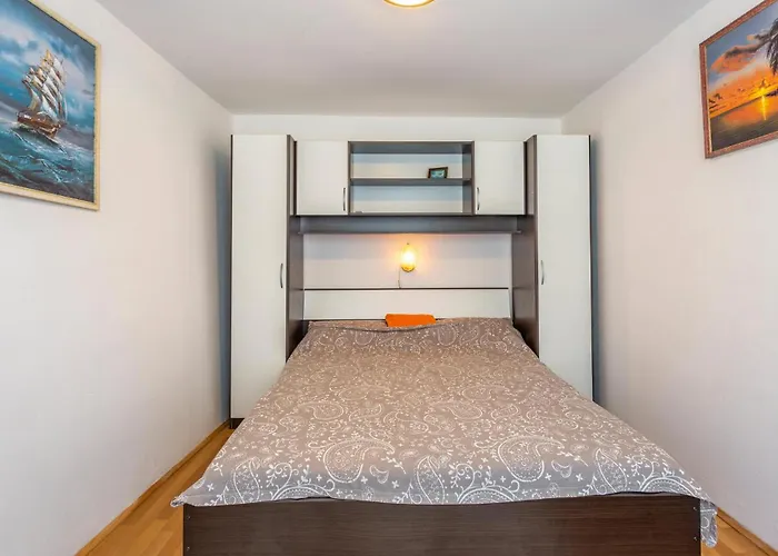 Five-bedroom In Holiday home *